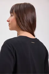 T-shirt negra de manga corta, cuello redondo y corte holgado.