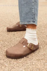 Zueco marrón de cuero con hebilla dorada ajustable y plantilla anatómica de corcho.