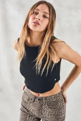 Top negro de algodón peinado, corte crop y cuello redondo.