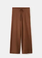 Pantalón de punto color marrón, de corte recto y tiro medio, con cintura elástica y cordón ajustable.