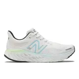 Championes de running New Balance modelo 1080 V12 para dama, color blanco con detalles en celeste y negro. Confeccionados con tecnología Fresh Foam X en la entresuela y empeine Hypoknit.