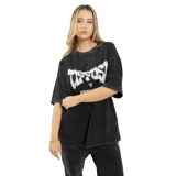 Remera negra con efecto gastado y estampado frontal con letras blancas estilo graffiti.
