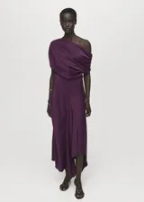 Vestido midi de satén color violeta oscuro, con diseño drapeado en el escote y un hombro al descubierto, de manga corta caída y bajo asimétrico.
