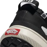 Championes Vans MTE Crosspath negros con detalles en blanco, suela de goma color crema y revestimiento resistente al agua.