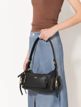 Bandolera de cuero vacuno color negro, con forma rectangular y correa ajustable para llevar al hombro o cruzada. Presenta múltiples bolsillos exteriores con cierre y un bolsillo frontal con cierre y logo grabado.