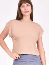 Remera de algodón color beige, con cuello redondo y mangas cortas con diseño de hombros caídos.