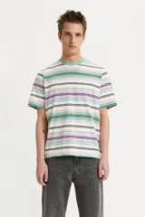 Remera de corte relajado con diseño de rayas horizontales en tonos verde, lila, crema y negro. Presenta cuello redondo y mangas cortas.