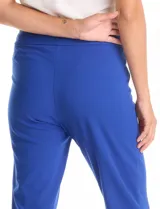 Pantalón de corte recto confeccionado en tejido crepe con estructura. Presenta tiro medio, cintura limpia sin pasadores, bolsillos laterales integrados y pinzas de entalle en la parte posterior.