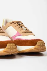 Zapatillas deportivas con base blanca y detalles en marrón, rosa y amarillo.