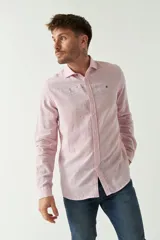 Camisa de manga larga color rosa claro con pequeños lunares azules, confeccionada en lino y algodón, de corte regular y logo bordado.