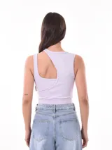 Musculosa negra de punto acanalado, con un diseño asimétrico en el escote que deja un hombro al descubierto.