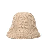 Gorro tipo beanie de punto con textura trenzada y borde acanalado, en color beige.