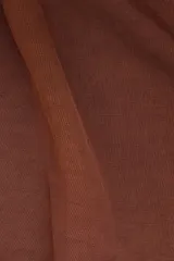 Camisa marrón de lino y tencel, de manga corta, con cuello camisero y cierre abotonado al frente.