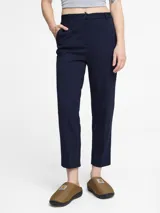 Pantalón sastrero azul marino con apliques brillantes, de tiro alto y corte recto.