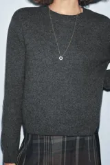 Jersey de cuello redondo y manga larga, confeccionado en hilatura de cashmere 100% con acabados en rib.