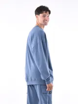 Buzo negro de corte holgado, con cuello redondo y mangas largas.