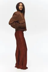Pantalón wide leg marrón de tejido plisado con ligero brillo, cintura elástica y bolsillos laterales al bies.