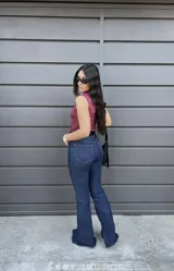 Pantalón de jean azul oscuro, corte semi oxford con abertura lateral en el ruedo y tiro medio.