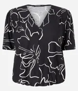 Blusa de media malla con estampado floral en blanco y negro, escote en V, mangas cortas con pliegues en los hombros y cintura elástica.
