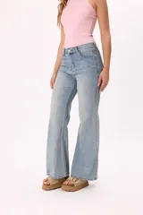 Pantalón jean wide leg celeste con lavado suave y tiro medio.