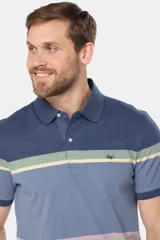 Remera polo de manga corta con diseño de franjas horizontales en tonos azul, gris, verde y detalles en rosado. Cuenta con cuello clásico y cierre frontal de botones.