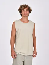 Musculosa sin mangas color negro, con cuello redondo y corte recto.