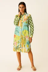 Vestido camisero midi de algodón estampado con flores, rayas y damero. Tiene cuello camisero, abotonadura frontal y corte amplio.