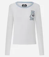 Blusa de pijama de manga larga confeccionada en tejido rib acanalado color blanco. Presenta cuello redondo en tono celeste contrastante y una estampa localizada de un osito cariñosito en el pecho.