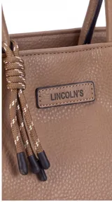 Cartera de formato amplio y estructurado, color marrón, con doble asa de mano y correa larga desmontable y regulable que permite llevarla al hombro o cruzada. Cuenta con cierre superior y aplique decorativo en el frente.