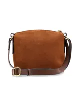 Cartera bandolera de cuero gamuza marrón camel, con detalles de cuero liso a contratono, bolsillo exterior con cierre y logo metálico dorado de la marca. Cuenta con correa regulable.