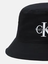 Gorro tipo bucket color negro, confeccionado en algodón, con el logo de Calvin Klein bordado en blanco en la parte frontal.