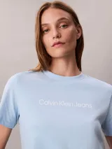 Remera celeste de manga corta Calvin Klein Jeans con cuello redondo y el logo de la marca estampado en el pecho en color blanco.