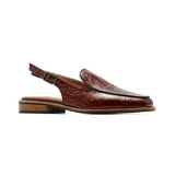 Zapato destalonado de cuero marrón con textura croco, punta cuadrada y taco bajo. Cuenta con una tira ajustable con hebilla en el talón.