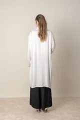 Túnica italiana larga en satén de seda color azul marino liso, de corte suelto con bolsillos laterales.