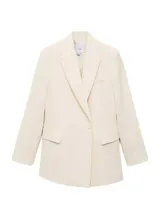 Chaqueta de traje color beige, con cuello de solapa, cierre cruzado con un botón y bolsillos con solapa en los laterales y en el pecho.