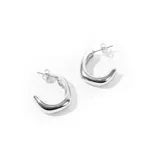 Par de caravanas tipo argolla gruesa plateadas, con cierre de poste.