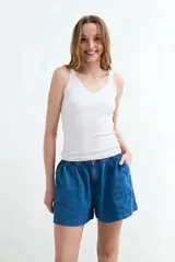 Top de punto rib color blanco, con tirantes finos y escote en V.