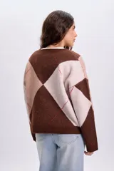Sweater de punto con cuello en V, manga larga y diseño geométrico de rombos en tonos marrón, tostado y rosado.