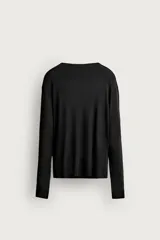 Camiseta relaxed fit de manga larga y cuello redondo amplio, confeccionada en tejido ligero color marrón con mezcla de lyocell y lana.