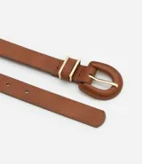 Kit de dos cinturones de poliuretano, uno marrón y otro negro, con hebilla forrada y pasadores metálicos dorados.