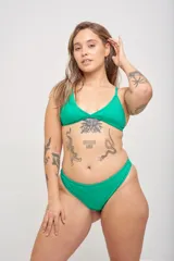 Corpiño de bikini marrón con contorno color naranja, breteles regulables y copas desmontables.