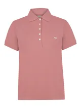 Chomba de piqué color rosado, con cuello camisero, manga corta y cierre frontal de botones. Cuenta con bordado sutil del logo de la marca en el pecho.