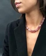 Collar de piedras naturales de ágata negra con diseño de cuentas facetadas en forma octogonal y detalles metálicos en gold filled 24k.