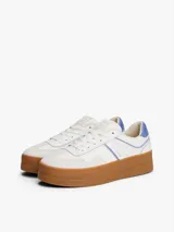 Zapatillas de corte bajo inspiradas en el baloncesto, con exterior de piel blanca, detalles en azul claro y suela de plataforma color caramelo. Presentan paneles de texturas a contraste y logo de la marca en el lateral.