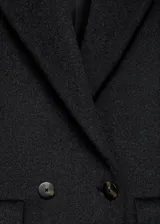 Abrigo de paño con mezcla de lana, diseño recto de doble botonadura, cuello con solapas de muesca, manga larga y dos bolsillos laterales con solapa.