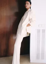 Pantalón de punto acanalado con diseño flare y cintura elástica.