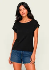 Blusa negra de manga corta con escote bote y diseño acanalado.