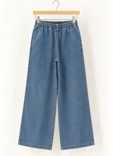 Pantalón de jean azul con cintura elástica y corte wide leg de pernera ancha.