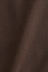 Top de manga larga color marrón oscuro, confeccionado en tejido de punto suave, con escote bote y mangas amplias.