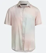 Camisa de manga corta con cuello camisero, corte slim y cierre abotonado. Diseño con efecto degradado en tonos pastel. Confeccionada en viscosa texturizada.